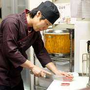 お客さまの目線に立ち、何を望まれているのか考えながら行動します。美味しい料理を出すことはもちろんですが、プラスαのおもてなしの心を忘れないようにしています。お客さまの心に残るお店にしたいと思います。