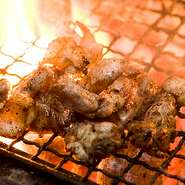 柔らかくも締まった、ジューシーな肉質。鹿児島のブランド地鶏をシンプルな塩で。炭火焼でどうぞ。