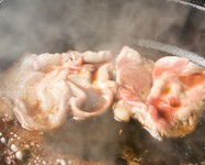 黒豚の上質な身と脂で至極のすき焼きを。肉本来の甘みとうま味を堪能できます。※幼児500円