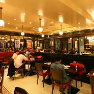 パリのカフェをイメージしたおしゃれな店内。どこか温かみのある雰囲気が、居心地のよさを感じさせます。ひとりで、または親しい友人同士とパリジャン気分で、くつろぎのひと時。