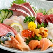 色とりどりの魚介類をちりばめられた目にも美しい一皿。日本酒や焼酎にもおすすめです。