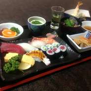寿司7貫・天ぷら・茶碗蒸し・赤出汁・小鉢・食前酢・フルーツ