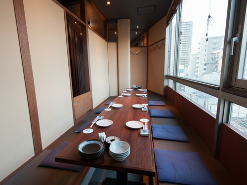 個室は掘りごたつ。少人数から大人数まで様々なタイプをご用意。