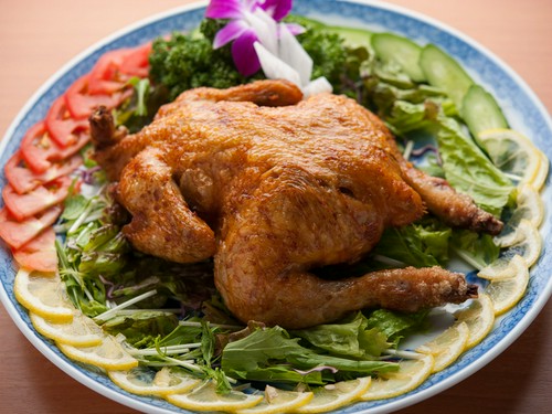 外はカリッと中はジューシーな『丸鶏のパリパリ揚げ』