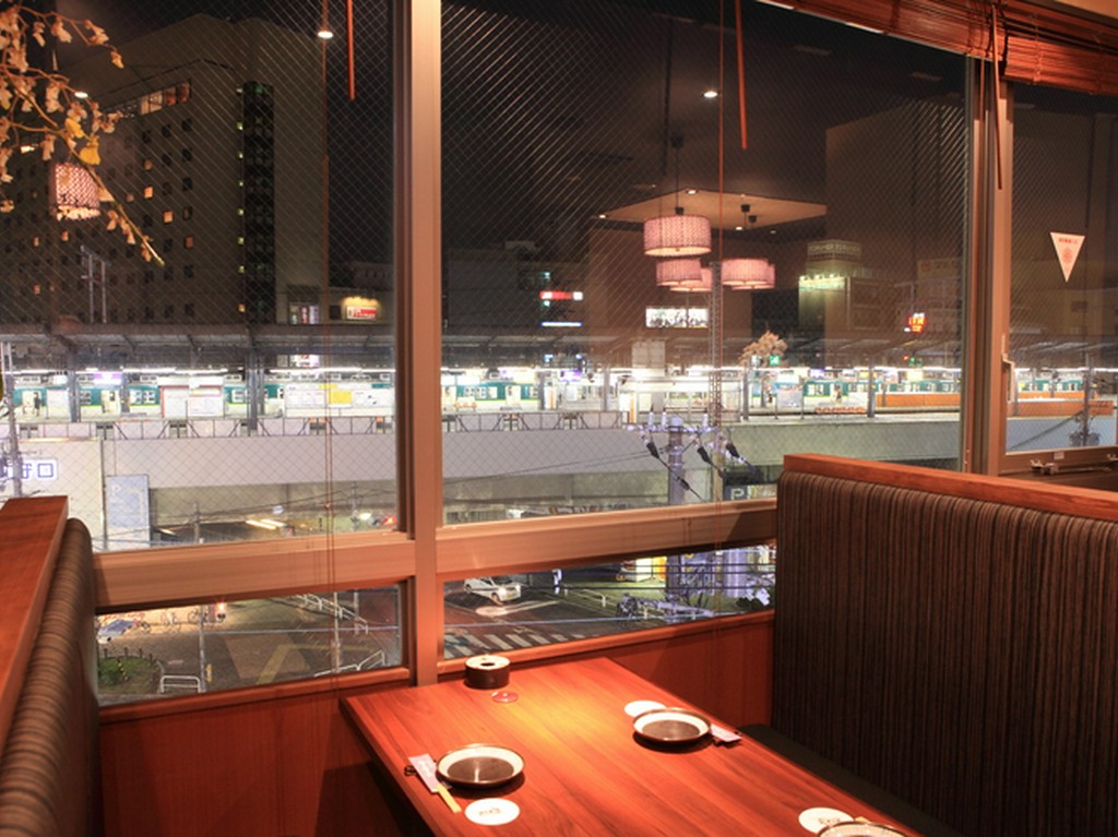 夜景を眺めながら料理とお酒を楽しめる席もあります。