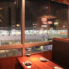 夜景を眺めながら料理とお酒を楽しめる席もあります。