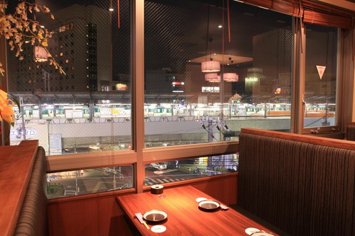 夜景を眺めながら料理とお酒を楽しめる席もあります。