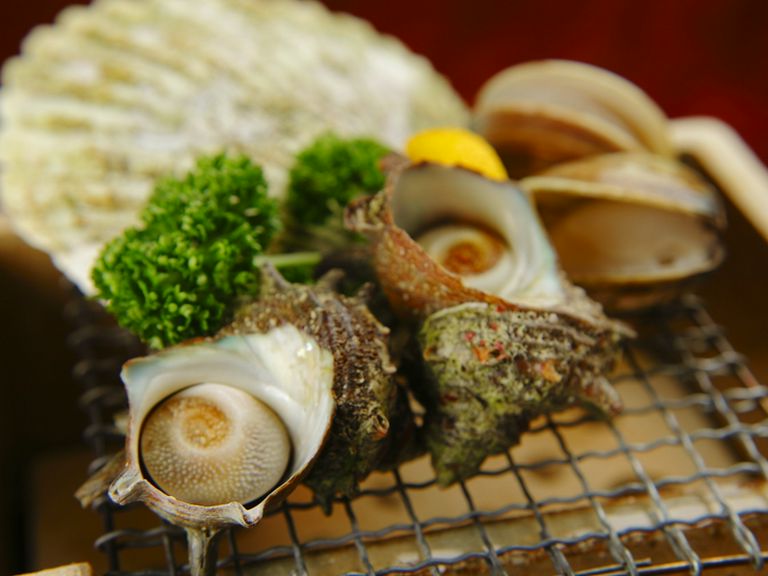 原価を度外視した『限定ホタテ貝焼き』など海鮮直火焼きが美味!