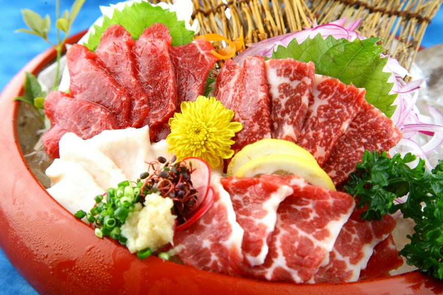 地元熊本ならではの味を堪能できる逸品『上馬刺し盛合せ』