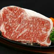産地ならではの味。赤身が多く適度な脂身が絶妙なバランスのあか牛のステーキにオリジナルソースをかけて。