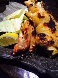 一度食べたらやみつきに。小国の温泉郷、岳湯の地熱で蒸しあげた『地熱豚足』