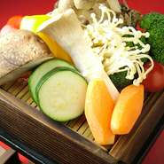 ヘルシー志向の女性に人気の一品です。熊本県産の野菜をセイロで蒸して、特製ポン酢でサッパリと