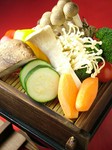ヘルシー志向の女性に人気の一品です。熊本県産の野菜をセイロで蒸して、特製ポン酢でサッパリと