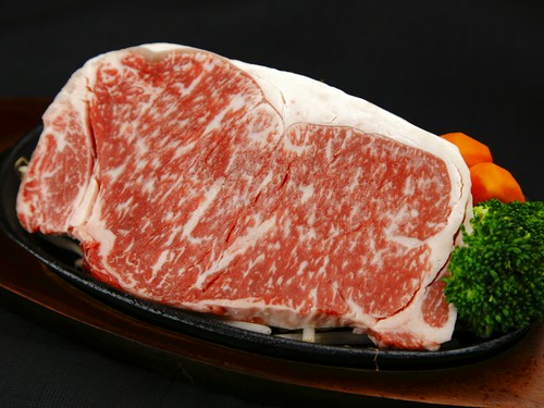 和牛本来の肉の味が楽しめる阿蘇のあか牛。柔らかな赤身が絶品！