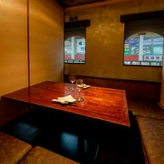 木の温もりを感じられる、ブラウンを基調としたシックな個室