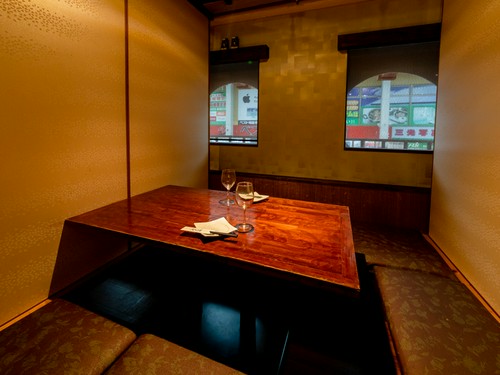 木の温もりを感じられる、ブラウンを基調としたシックな個室