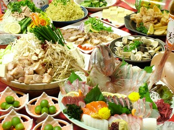 お刺身の盛り合わせやチキンステーキ、揚げもの盛合せなど大満足の内容！