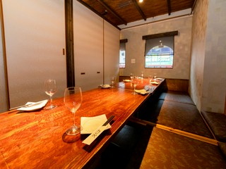 落ち着いた雰囲気でデートや接待にぴったりな掘りごたつの個室