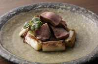 牛タンの柔らかい芯の部分だけを選び、低温調理をし、ステーキに。香ばしい香りの焼き葱と２種類のポン酢でお召し上がりください。