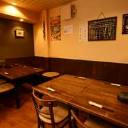 オープンは2014年7月です。落ち着いた雰囲気が気に入って、店主がここに決めました。テーブル席が4つあり、どの席も広々としています。シンプルな内装で、女性も入りやすい和食店です。