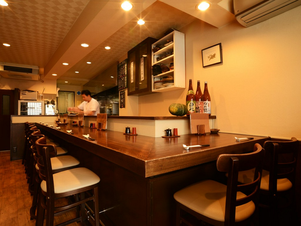 ゆったりしたカウンターは1人客でもゆっくりできます