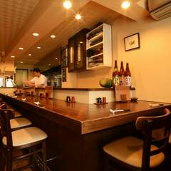 ゆったりしたカウンターは1人客でもゆっくりできます