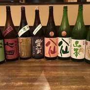 和食を中心としたメニューに合うように、青森、秋田、佐賀など日本各地のお酒を仕入れています。「有名すぎないお酒」がモットー。この店でしか出会わないような地酒も常時、10種類以上置いています。
