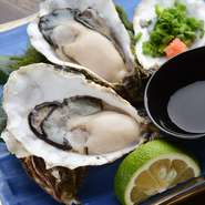 和食店で何よりも大事なのが、旬の素材を食べられること。例えば『生がき』はワンシーズンでも、産地によって味が違うので気を遣っています。味が濃厚な北海道・厚岸産のものが人気です。