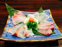 白身魚を魚を中心に盛合せ、ぽん酢でお召し上がりいただきます。