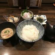 細切りの鯛を自家製ゴマだれで和えたものをご飯に乗せて、アツアツの出汁をかけてお召し上がりいただきます。

漬けバージョンもございます