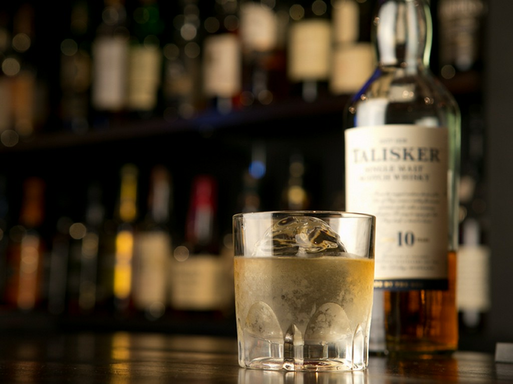 バックバーにずらり60種類以上並ぶ、ウイスキー各種