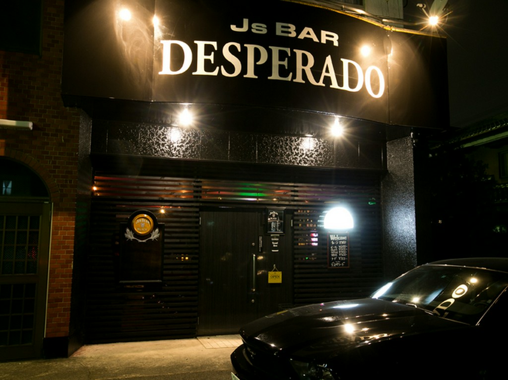 クールなブラックの看板が目印です