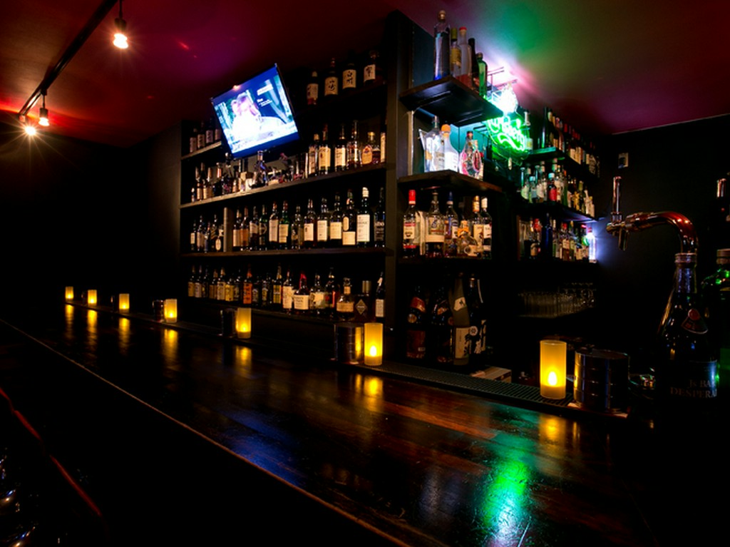 モニターで流れる映画を眺めながら