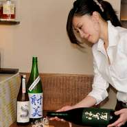 利き酒が入手困難な日本酒や岐阜・全国の注目の日本酒をご紹介しております。また、海外で人気のマリアージュを楽しめます。トリュフ塩を使った香りも高い『カプレーゼ』をワイングラスでいただく日本酒は相性抜群。
