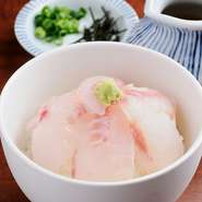 函館や金沢から取り寄せた旬の白身魚を使用、お酒の後にさらりと食べられるおすすめの一品。