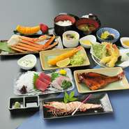 コース料理3200円～!! 各種宴会から法事等までご利用頂けます。最大収容人数150人と大きめなので、団体での利用や法事等の改まった席にも最適。送迎バスも事前予約で利用できます。
