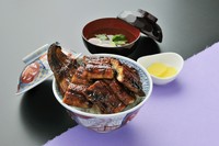 三河一色産活うなぎを贅沢に。