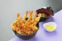 海老のサクサク感とご飯との相性が最高な一品。ガツンと食べたいときに。海老6匹・みそ汁　