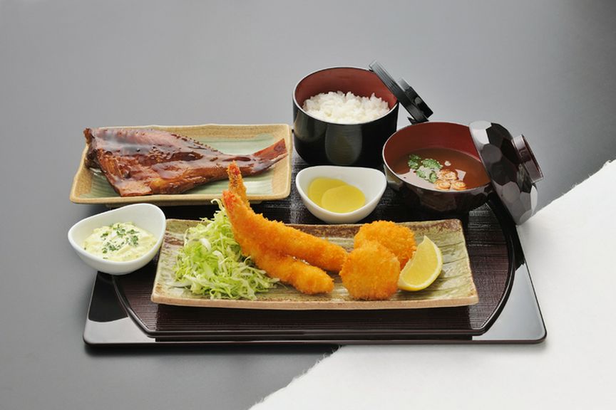 ボリュームたっぷり！フライも魚もいただける『海老フライ定食』