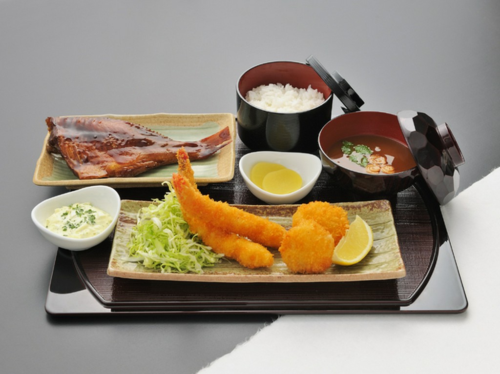 ボリュームたっぷり！フライも魚もいただける『海老フライ定食』