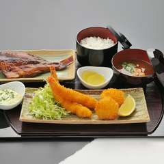 ボリュームたっぷり！フライも魚もいただける『海老フライ定食』