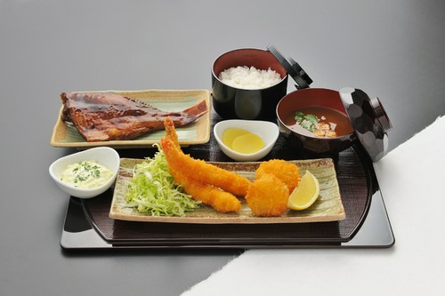 ボリュームたっぷり！フライも魚もいただける『海老フライ定食』