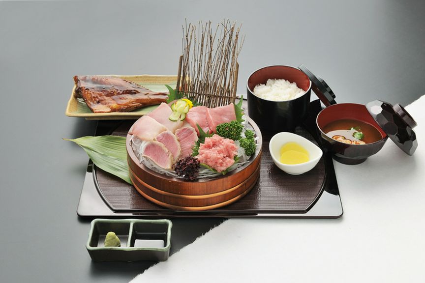 桶をつかった刺盛がボリューム感も演出『トロ　三味刺盛御膳』