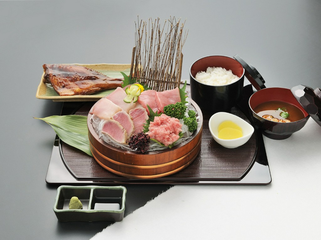 桶をつかった刺盛がボリューム感も演出『トロ　三味刺盛御膳』