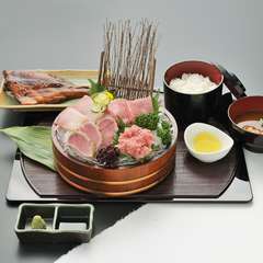 桶をつかった刺盛がボリューム感も演出『トロ　三味刺盛御膳』