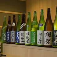 日本酒は東北の地酒を中心に、時期に合わせたものが常時12種類用意されています。焼酎やワインの在庫も豊富。注文した料理に合うお酒のアドバイスをしてくれるのがうれしい。