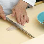 和食の素晴らしさは、素材の吟味に加え、その旨みをより高めるさまざまな技法にあり。料理人の繊細な包丁さばきが刺身のおいしさを引き出します。