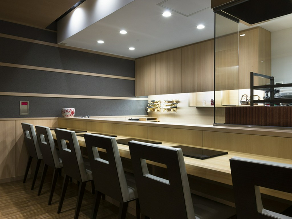 シンプルながら高級感の漂う店内