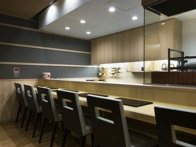 シンプルながら高級感の漂う店内