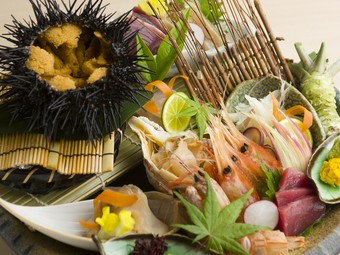 その日に仕入れた新鮮な『刺身盛り合わせ』（２人前～）